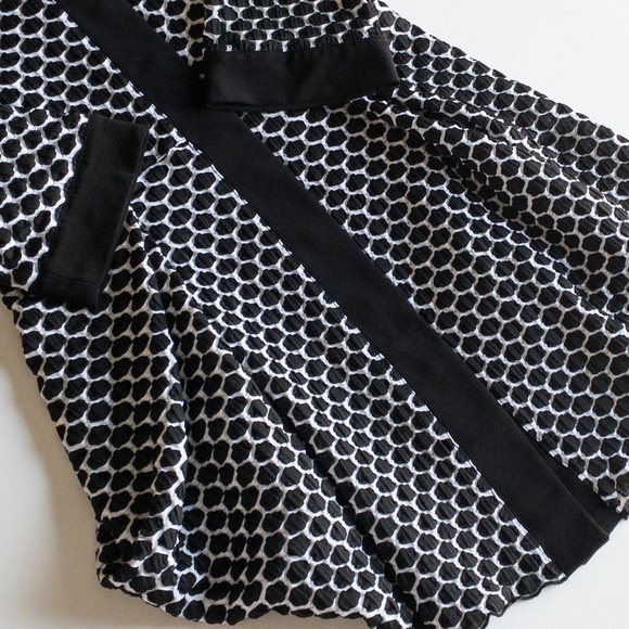 Joseph Ribkoff Black & White Honeycomb Button Front Tunic Top Size 6 - Picture 7 of 13